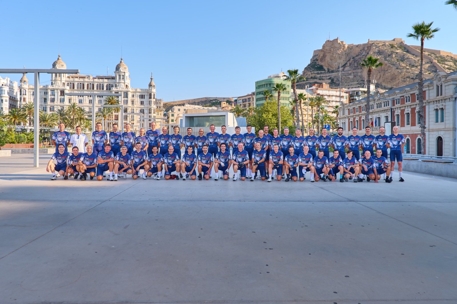 Foto de grupo del Club Ciclista Alibike frente al castillo de Santa Bárbara, en Alicante